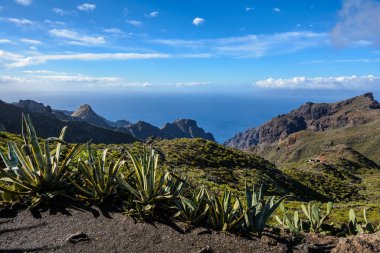 Tenerife. Dağlar. Mavi gökyüzünde beyaz bulutlar