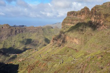 Tf-436 dağ zig-zag yolunda giden arabalar Tenerife, Kanarya, İspanya 'da. Masca 'da başlar ve Santiago del Teide' de biter.