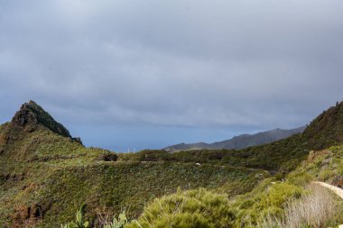 Dağlarda yol. Dağlarda güzel bir yol. Masca Tenerife.