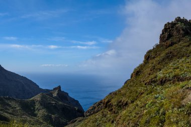 Dağlarda yol. Dağlarda güzel bir yol. güzel manzara.