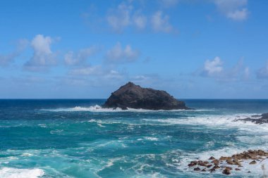 Atlantik Okyanusu 'nda güçlü bir fırtına Tenerife sahilindeki bir körfezde.