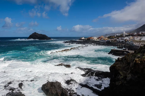 Een krachtige storm in de Atlantische Oceaan in een baai aan de kust van Tenerife. — Stockfoto