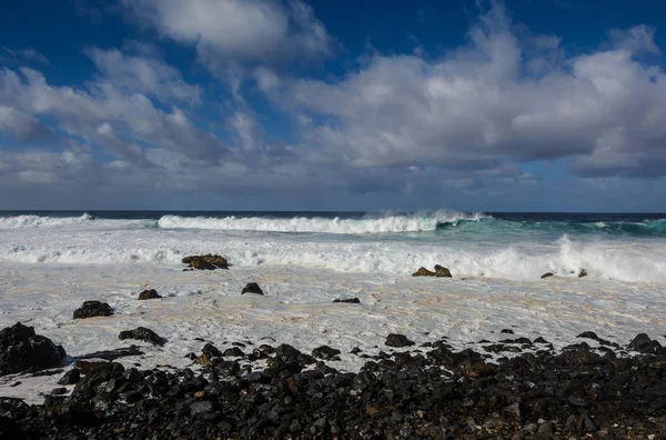 Uma poderosa tempestade no Oceano Atlântico em uma baía na costa de Tenerife. — Fotografia de Stock