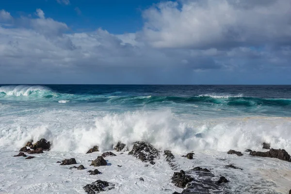 Atlantik Okyanusu 'nda güçlü bir fırtına Tenerife sahilindeki bir körfezde.
