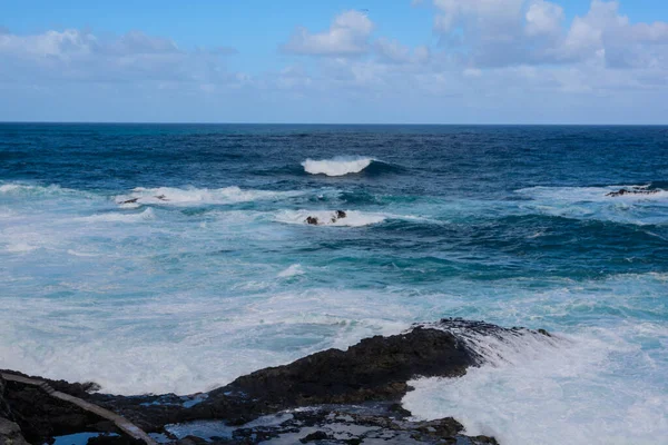 Мощный шторм в Атлантическом океане в бухте на побережье Тенерифе. — стоковое фото