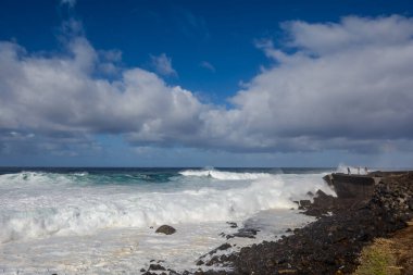 Atlantik Okyanusu 'nda güçlü bir fırtına Tenerife sahilindeki bir körfezde.