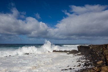 Atlantik Okyanusu 'nda güçlü bir fırtına Tenerife sahilindeki bir körfezde.