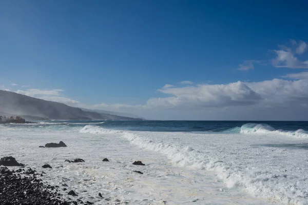 A powerful storm in the Atlantic Ocean in a bay on the coast of Tenerife. — Stock Photo, Image