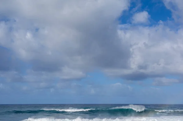 Мощный шторм в Атлантическом океане в бухте на побережье — стоковое фото