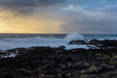 Atlantik Okyanusu 'nda güçlü bir fırtına Tenerife sahilindeki bir körfezde.