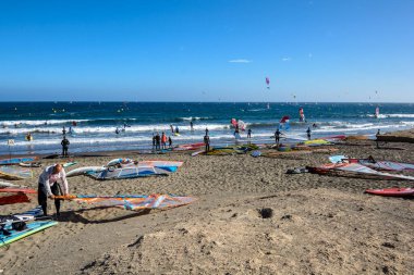 Deniz dalgaları üzerinde Kitesurfing havadan görünümü. Kitesurfing, El Medano, Tenerife, İspanya.