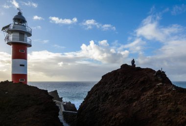 Gün batımında deniz feneri. Deniz feneri ve insanlar