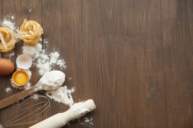 Kırık yumurta, mutfak eşyaları, un ile mutfağı kompozisyon.