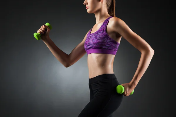 Mulher bonita fazendo exercícios de bíceps . — Fotografia de Stock