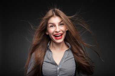 Hayretler içinde kız kameraya bakıyor.