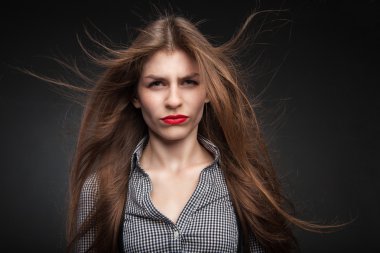 Kaşları çatık kadın.