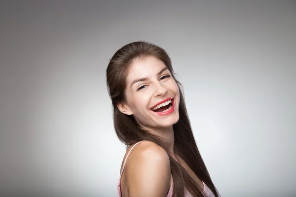 Retrato de una chica sonriente posando en la cámara . — Foto de Stock