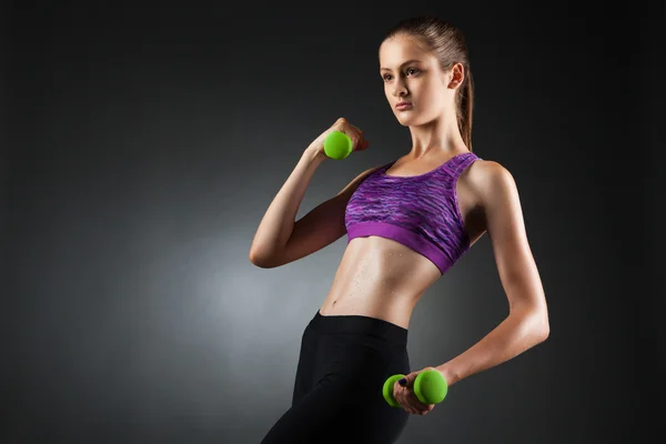 Vacker kvinna gör biceps övningar. — Stockfoto