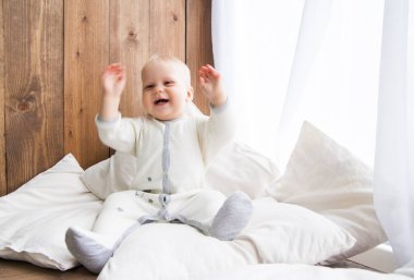 Gülümseyen ve uzağa arıyorsunuz küçük bebek