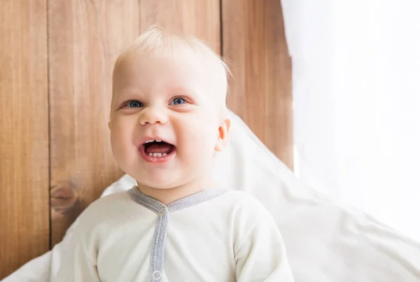Веселый малыш улыбается — стоковое фото
