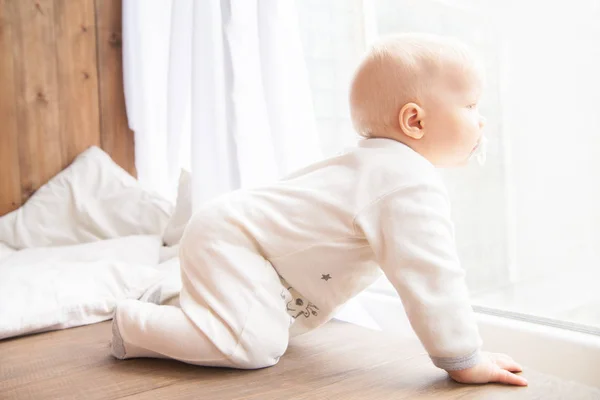 Småbarn som kryper i vita rummet — Stockfoto
