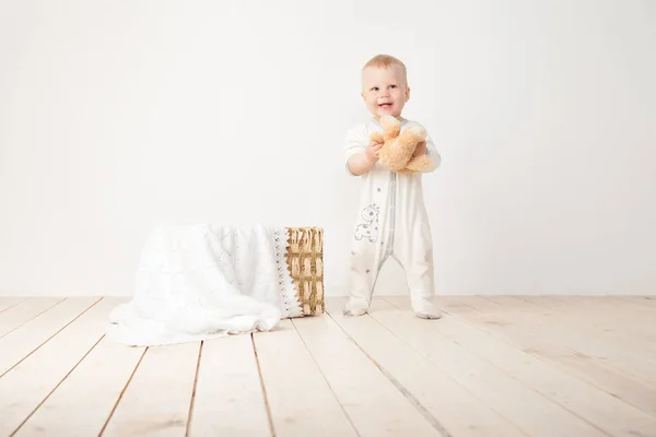 Tout-petit souriant à la caméra — Photo