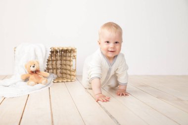 Gülümseyen yürümeye başlayan çocuk kaynıyor