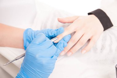 Manikür yapma uzmanı