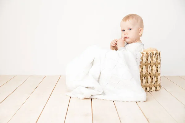 Toddler sitting in bucket with blanket — Stock Photo, Image