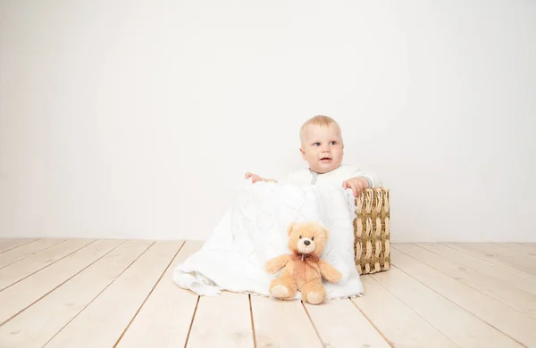 Toddler sitting in bucket with blanket — Stock Photo, Image