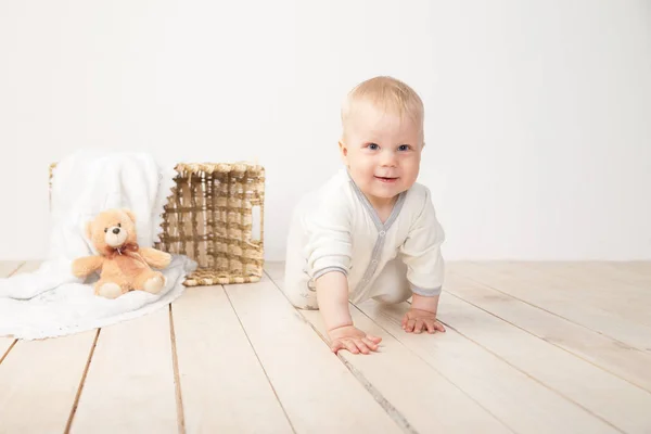 Crawling smiling toddler — Stock Photo, Image