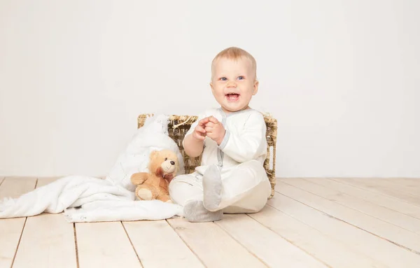 カメラで笑顔のチャーミングな幼児 — ストック写真