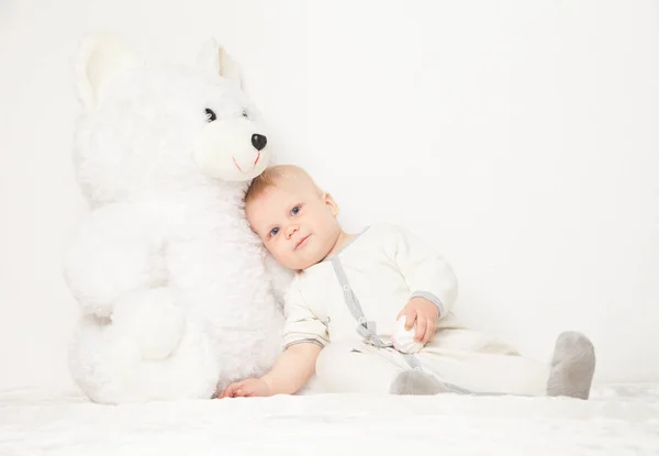 Bebek büyük oyuncak ayı ile — Stok fotoğraf
