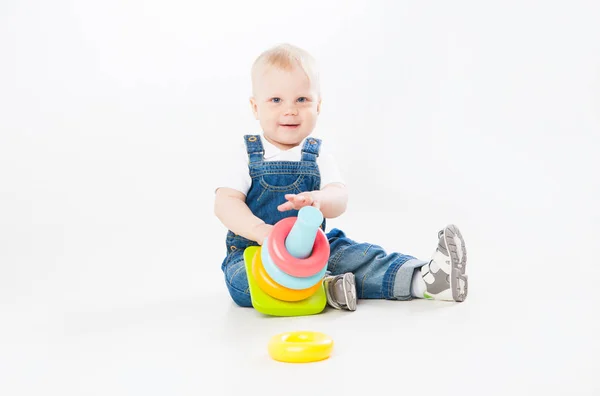 Adorável criança brincando com brinquedo — Fotografia de Stock