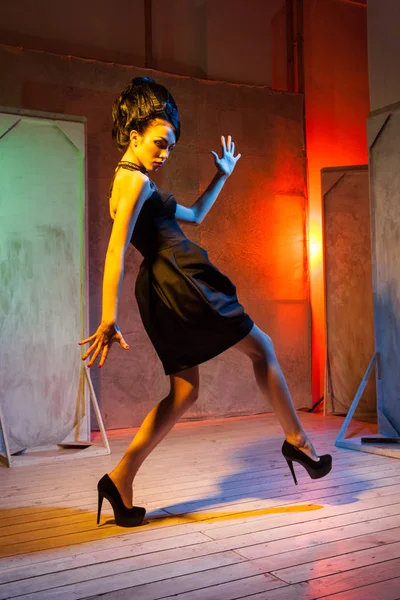 Kadın model süslemeleri poz