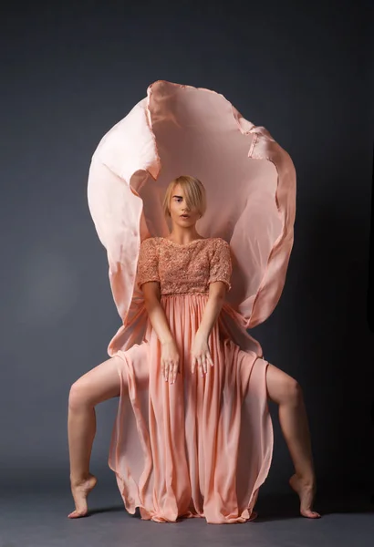 Kobieta tańczy w sukienka z szyfonu — Zdjęcie stockowe