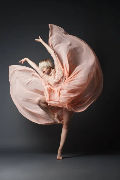 Vrouw dansen in chiffon jurk — Stockfoto
