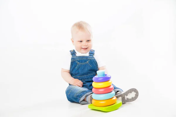 Adorabile bambino che gioca con giocattolo Foto Stock