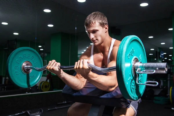 Homem muscular fazendo exercício no bíceps — Fotografia de Stock
