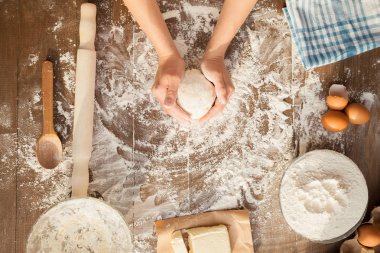 Hamur pişirme erkek. Yukarıdan görüntülemek.