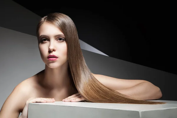 Jovem calmo com cabelo brilhante olhando para longe — Fotografia de Stock