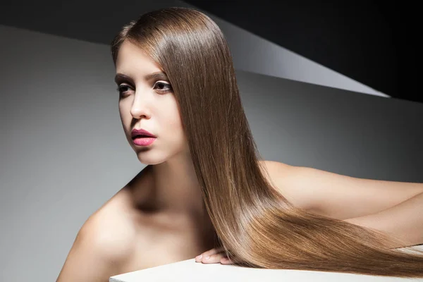 Calma giovane donna con i capelli lucidi guardando altrove — Foto Stock