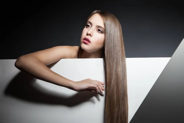 Close-up de mulher atraente com belo cabelo longo — Fotografia de Stock