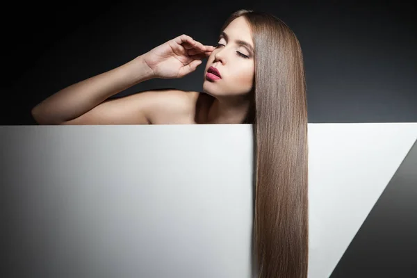 Gros plan de la jeune femme aux yeux fermés avec de longs et beaux cheveux — Photo