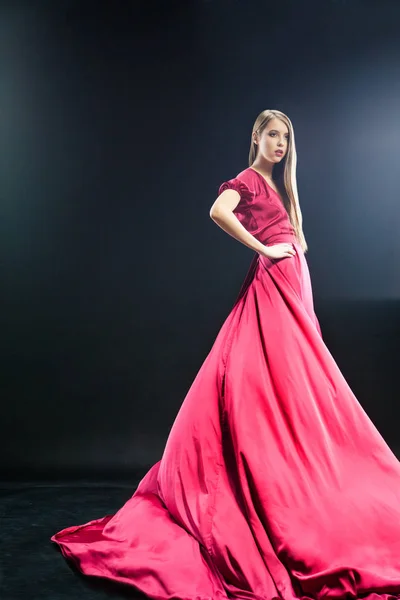 Jovem mulher atraente em vestido rosa longo elegante — Fotografia de Stock