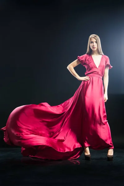 Attraktive junge Frau im eleganten langen rosa Kleid — Stockfoto