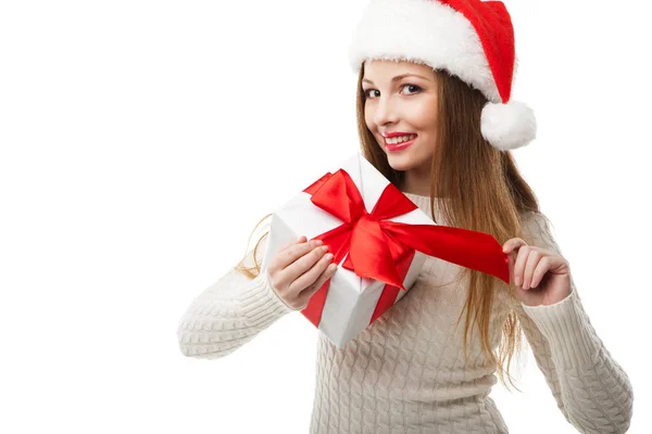 Kvinnan håller julklapp på vit bakgrund — Stockfoto
