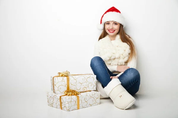 ผู้หญิงถือของขวัญคริสต์มาสบนพื้นหลังสีขาว — ภาพถ่ายสต็อก