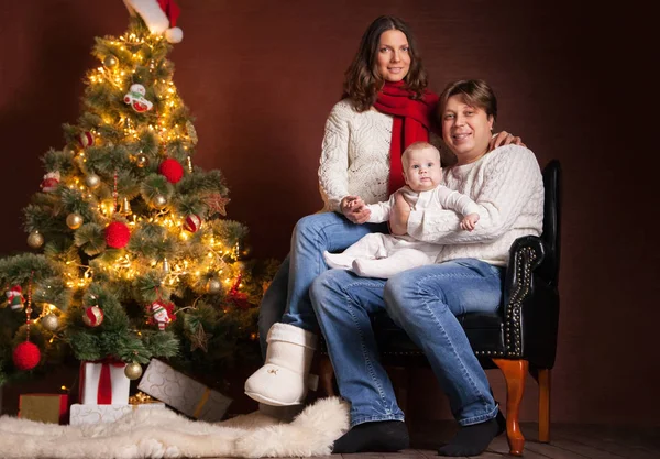Lycklig familj nära julgran hemma — Stockfoto