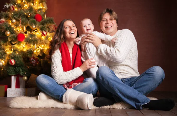 Lycklig familj nära julgran hemma — Stockfoto